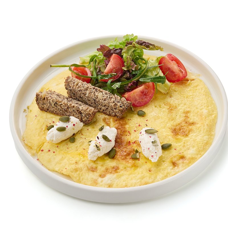 Яичница со сливочным сыром и салатом